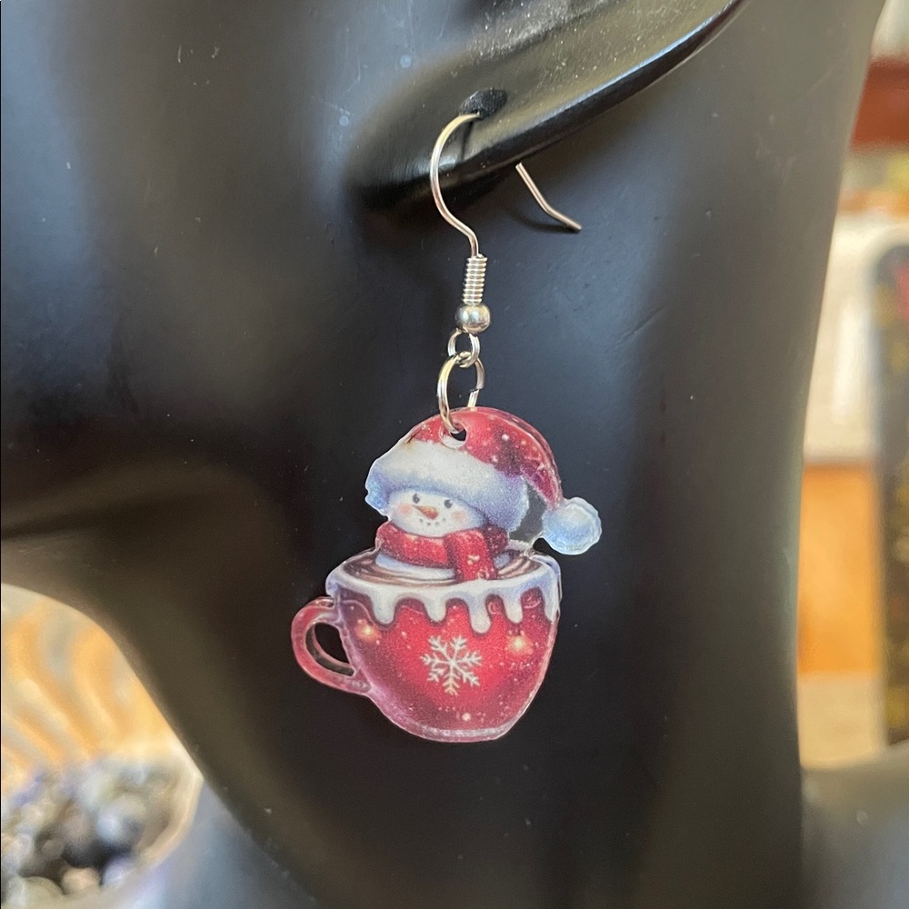NWOT~Women’s Red Snowman Lightweight Acrylic Christmas Hook Back Style Earrings